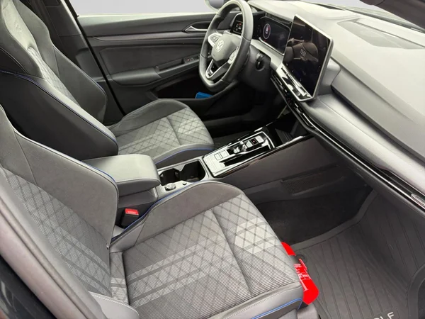 VOLKSWAGEN Golf VIII (2026) — foto 2 van 17