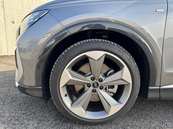 AUDI Q4 Sportback e-tron (2025) — foto 14 van 22