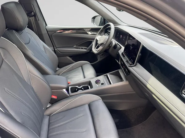 VOLKSWAGEN Tiguan (2026) — foto 8 van 24