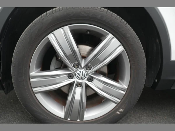 VOLKSWAGEN Tiguan (2016) — foto 30 van 30