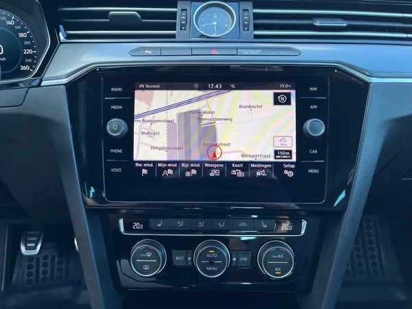 VOLKSWAGEN Passat (2018) — foto 2 van 22