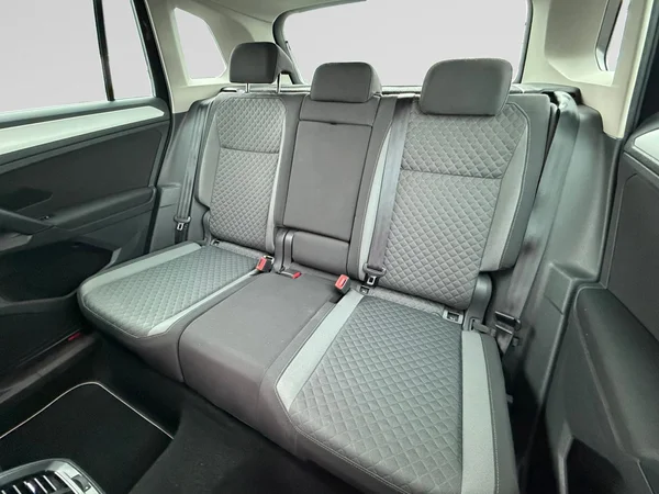 VOLKSWAGEN Tiguan (2018) — foto 10 van 24