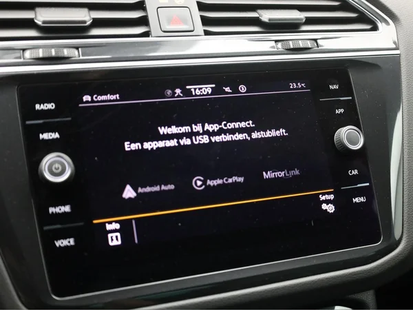 VOLKSWAGEN Tiguan (2022) — foto 13 van 23