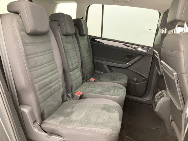 VOLKSWAGEN Touran (2019) — foto 24 van 36