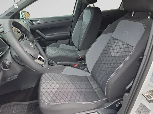 VOLKSWAGEN Polo (2024) — foto 2 van 32