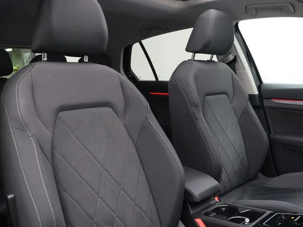 VOLKSWAGEN Golf VIII eHybrid (PHEV) (2024) — foto 13 van 27