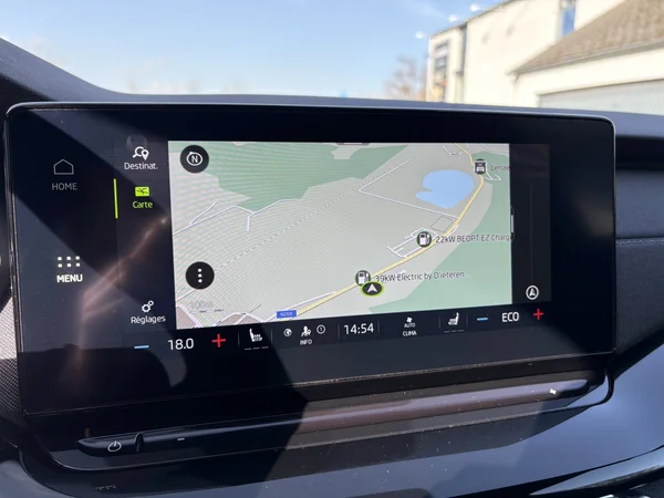 SKODA Octavia Combi PHEV (2024) — foto 9 van 23