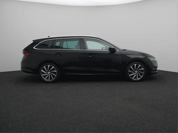 SKODA Octavia Combi PHEV (2024) — foto 5 van 15