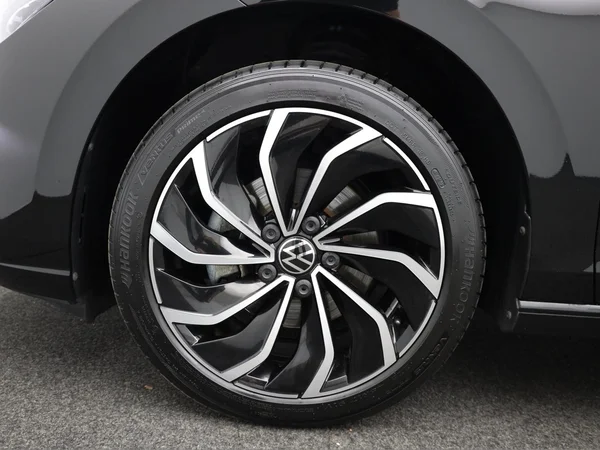 VOLKSWAGEN Golf VIII SW (2024) — foto 4 van 23