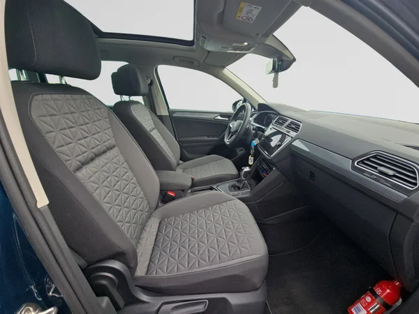 VOLKSWAGEN Tiguan (2024) — foto 6 van 23