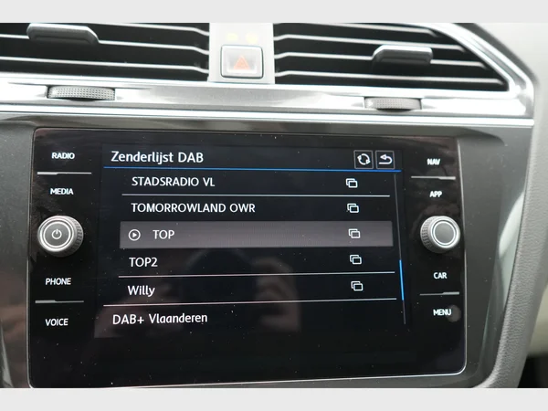 VOLKSWAGEN Tiguan (2017) — foto 13 van 27