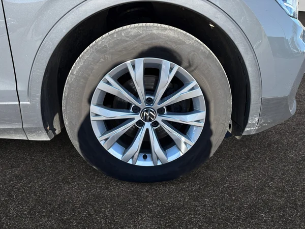 VOLKSWAGEN Tiguan (2022) — foto 16 van 23