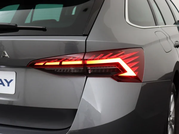 SKODA Octavia Combi (2024) — foto 8 van 19