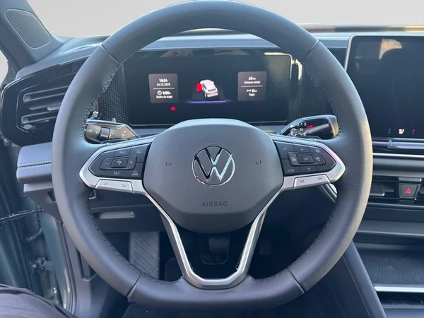 VOLKSWAGEN Tiguan (2025) — foto 4 van 17