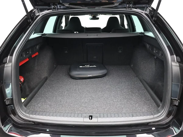SKODA Octavia Combi (2024) — foto 2 van 21