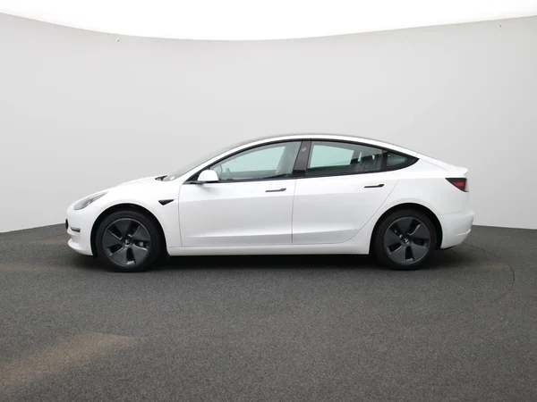 Tesla Model 3 (2023) — foto 34 van 40