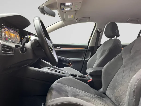 VOLKSWAGEN Golf VIII SW (2023) — foto 13 van 16