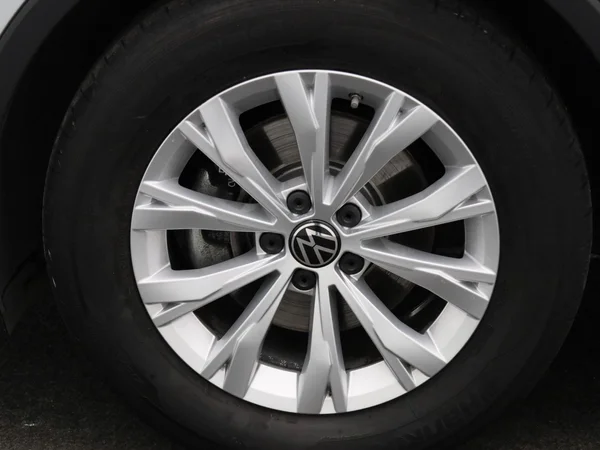 Volkswagen Tiguan (2022) — foto 6 van 48
