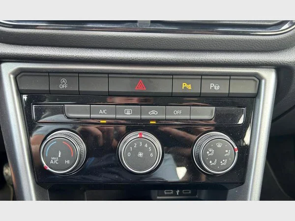 Volkswagen T-Roc (2022) — foto 10 van 29
