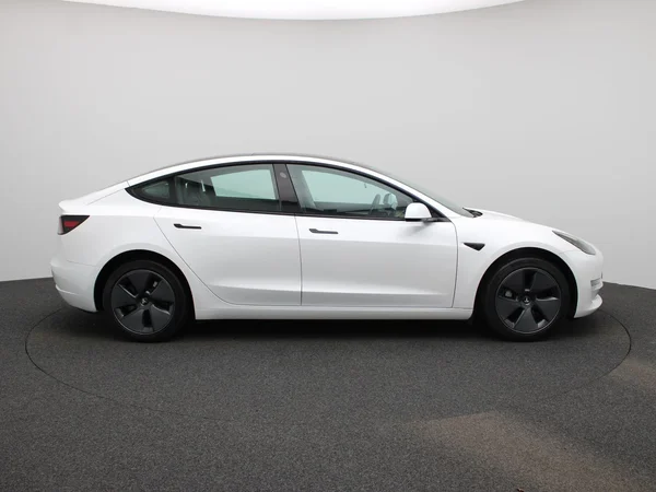 Tesla Model 3 (2023) — foto 40 van 42