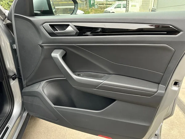 VOLKSWAGEN T-Roc (2025) — foto 2 van 24