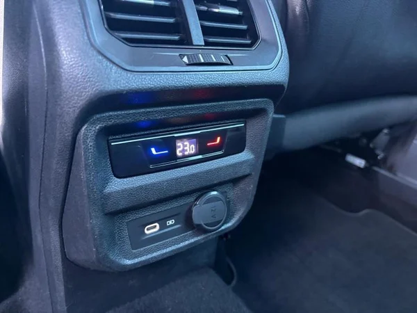 VOLKSWAGEN Tiguan (2022) — foto 14 van 30