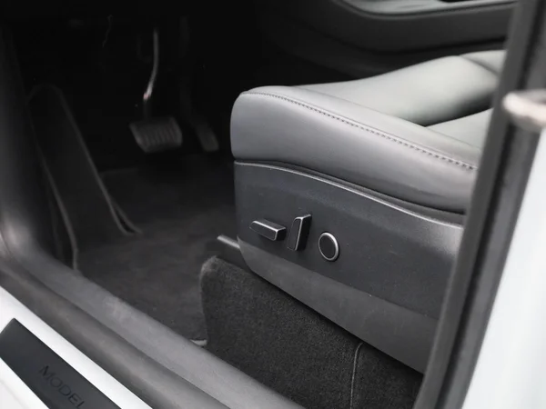 Tesla Model Y (2023) — foto 26 van 43