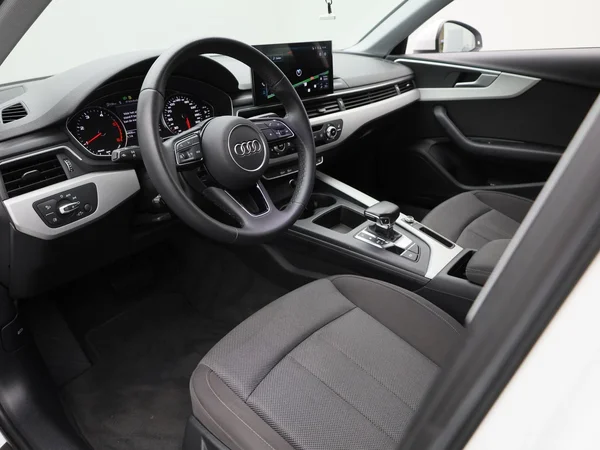 Audi A4 (2024) — foto 8 van 46