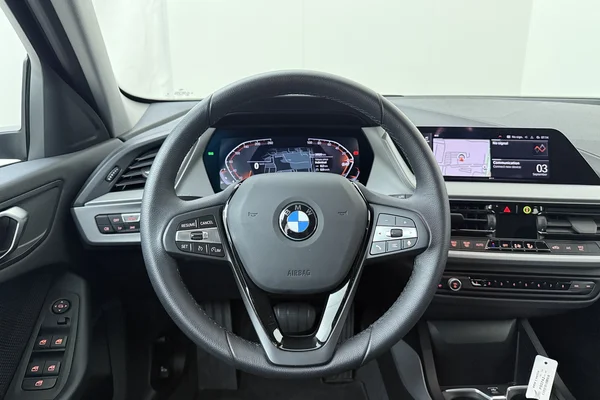 BMW 1 HATCH (2024) — foto 2 van 16