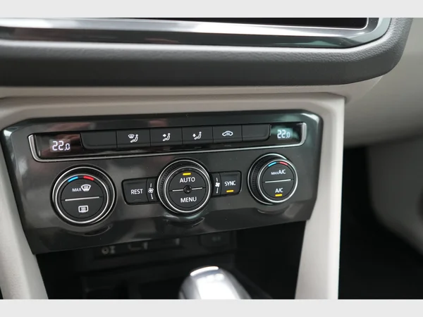 VOLKSWAGEN Tiguan (2017) — foto 14 van 27