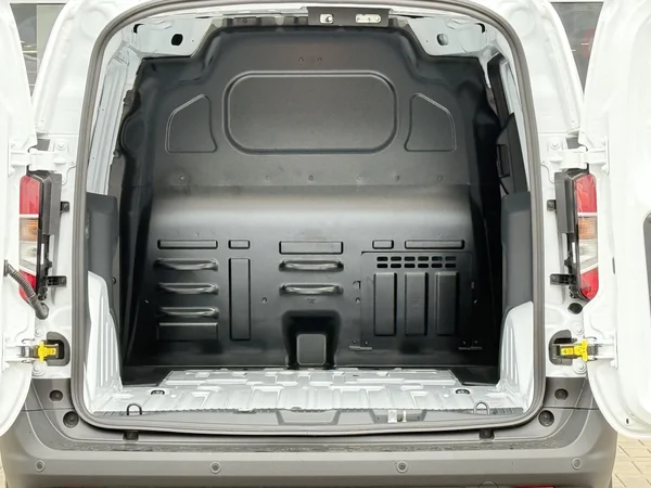 Ford Transit Courier (2025) — foto 2 van 35