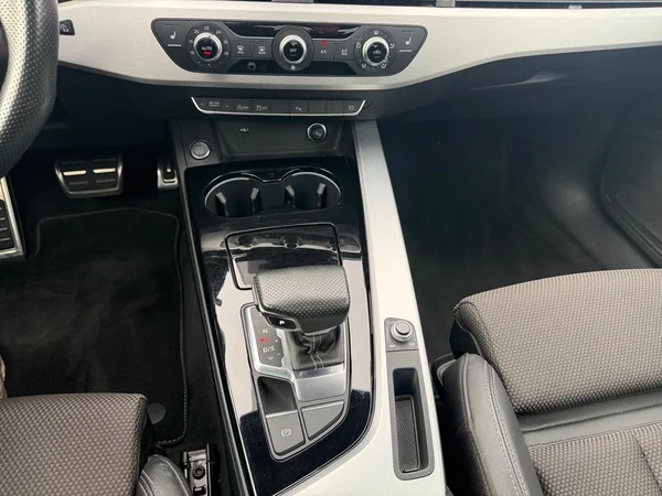 AUDI A4 Avant (2022) — foto 2 van 18