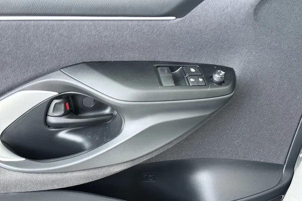 Toyota Yaris (2024) — foto 8 van 17