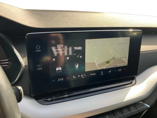 SKODA Octavia Combi PHEV (2020) — foto 12 van 26