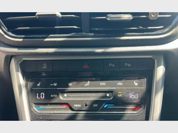 Volkswagen T-Roc (2023) — foto 13 van 22
