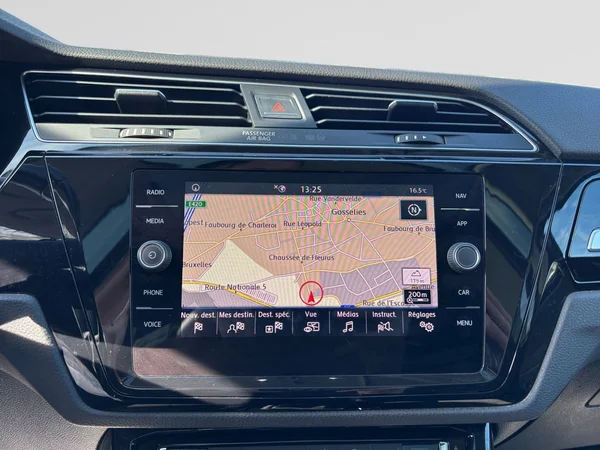 VOLKSWAGEN Touran (2019) — foto 6 van 20
