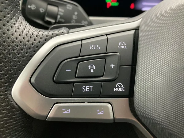 VOLKSWAGEN Passat SW (2024) — foto 14 van 36