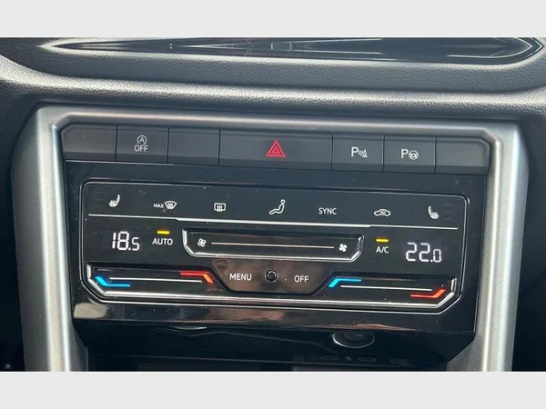 Volkswagen T-Roc (2022) — foto 10 van 29
