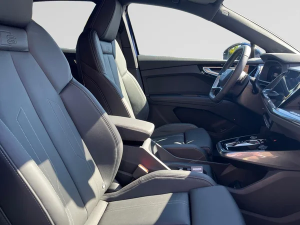 AUDI Q4 e-tron (2025) — foto 8 van 24