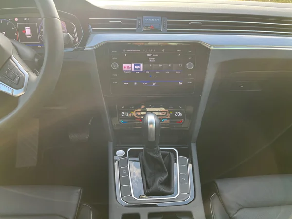 VOLKSWAGEN Passat SW (2024) — foto 11 van 14