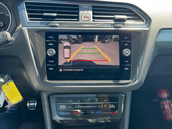 VOLKSWAGEN Tiguan (2022) — foto 2 van 18