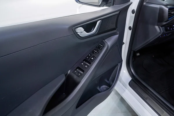 Hyundai Ioniq PHEV (2018) — foto 9 van 54