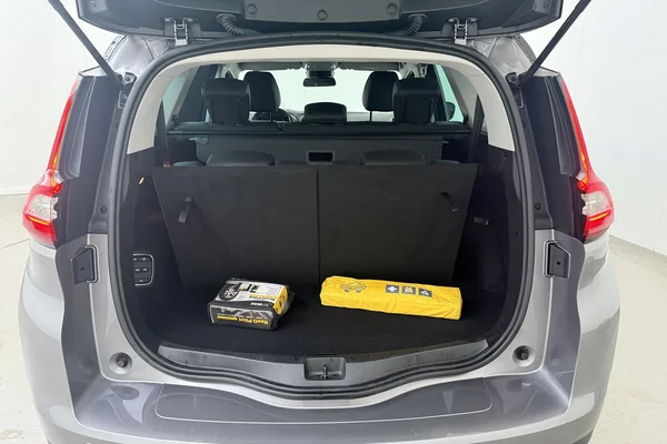 Renault Grand Scenic (2021) — foto 19 van 23