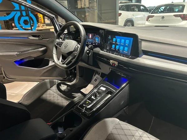 VOLKSWAGEN Golf VIII SW (2024) — foto 4 van 28