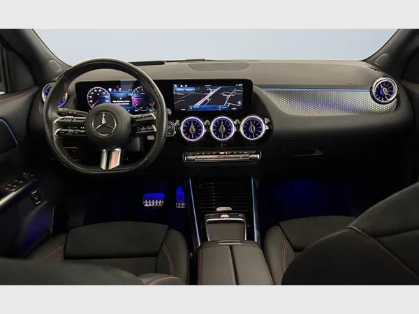Mercedes-Benz GLA 180 (2024) — foto 2 van 15