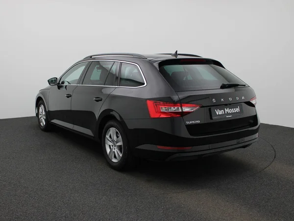 Škoda Superb (2022) — foto 12 van 43
