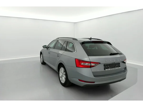 SKODA Superb SW PHEV (2020) — foto 8 van 36