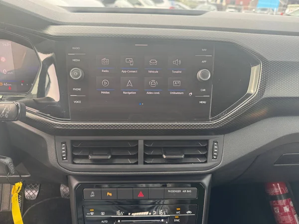 VOLKSWAGEN T-Cross (2023) — foto 3 van 17