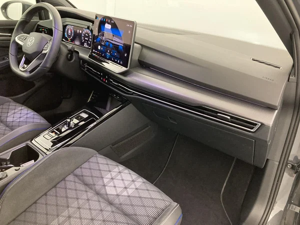 VOLKSWAGEN Golf VIII (2025) — foto 2 van 36