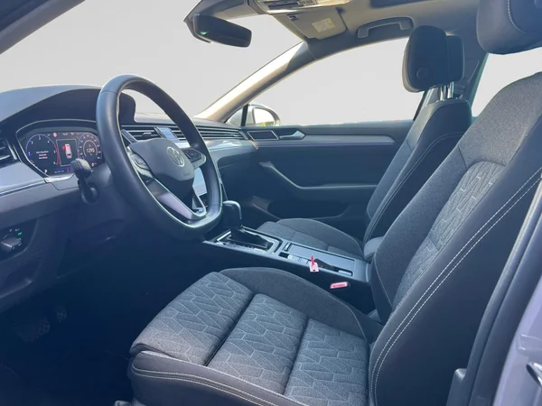 VOLKSWAGEN Passat Variant (2024) — foto 2 van 24